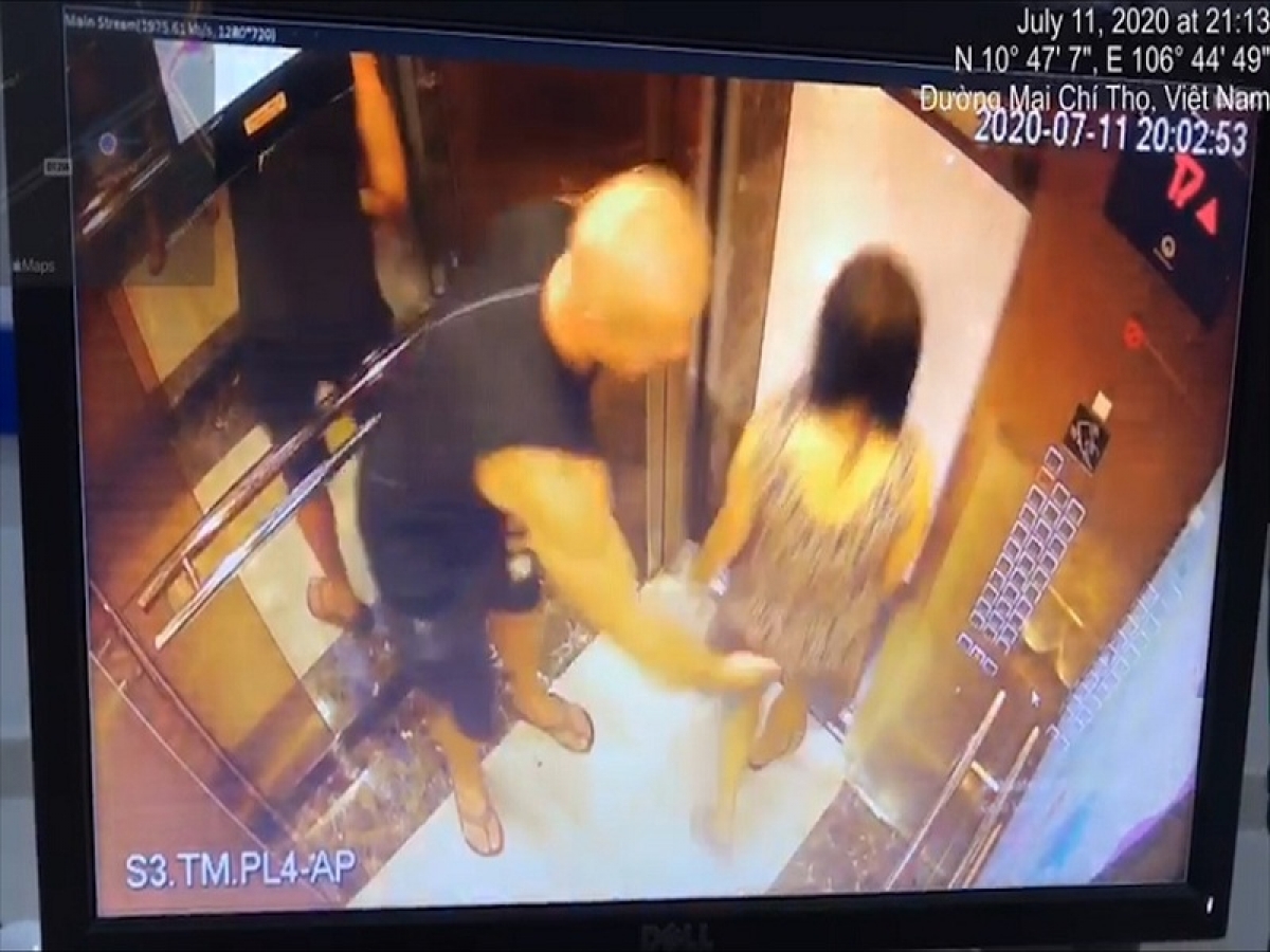 Foreign man caught on camera sexually harassing Vietnamese woman Foreign man caught on elevator camera sexually harassing vietnamese woman
